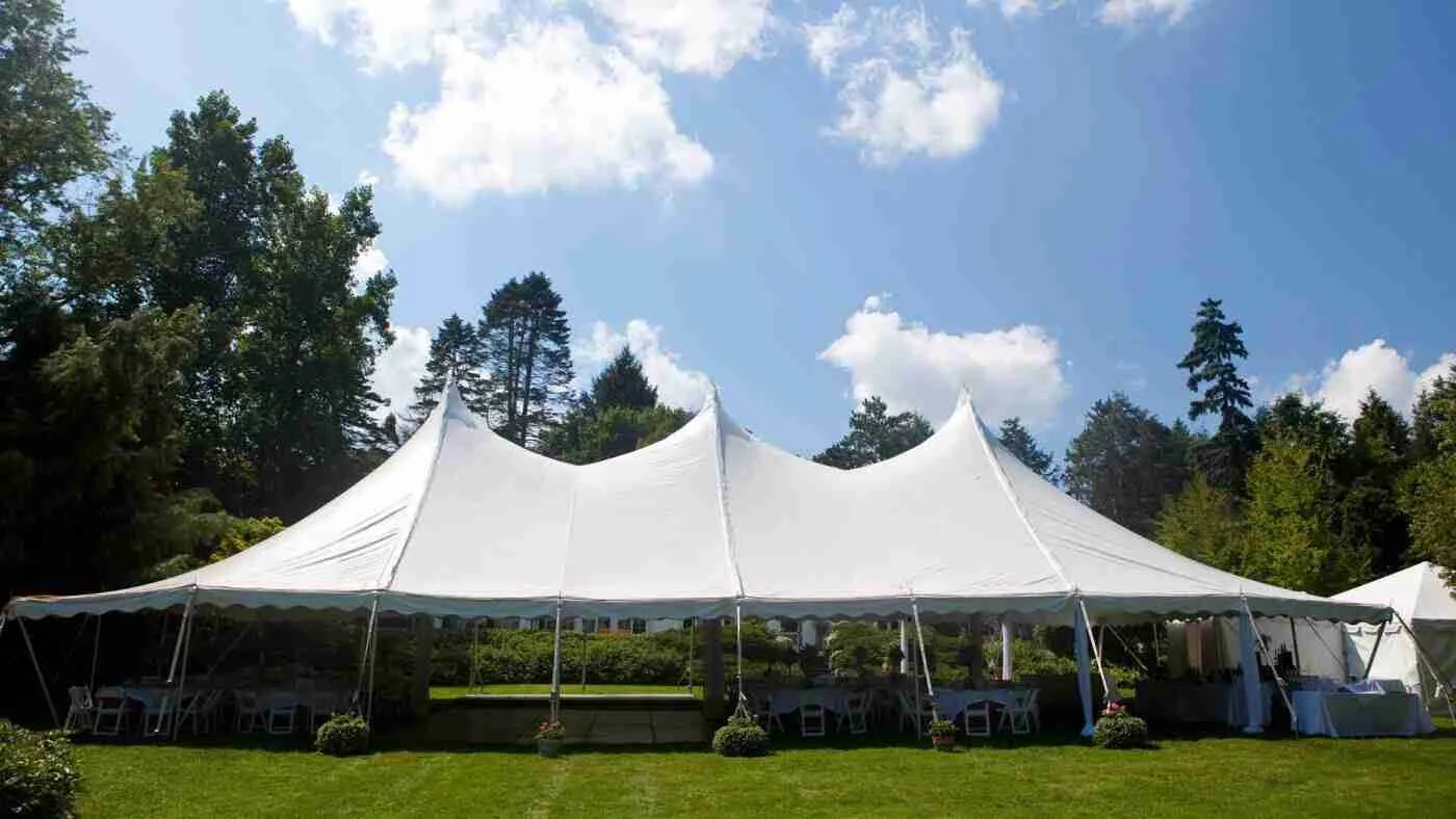 Grand Chapiteau Blanc pour événement extérieur avec un plancher de danse